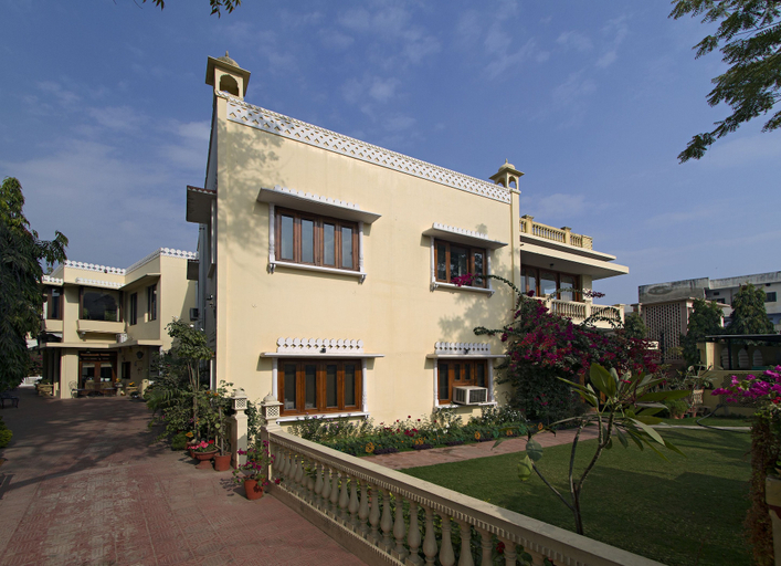 Exterior & Views