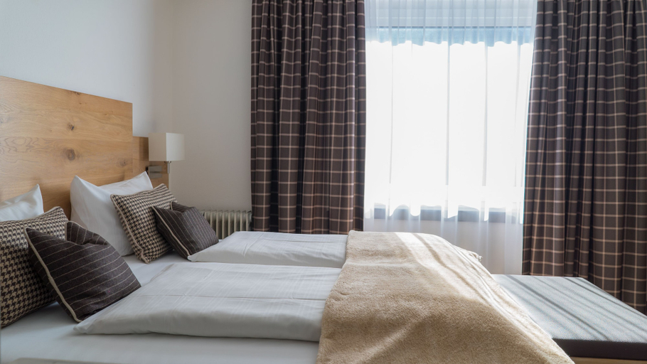 Bedroom 4, Hotel Quellenhof, Garmisch-Partenkirchen