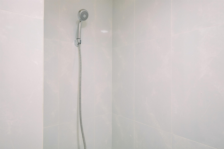 Bathroom 4, Comfy And Minimalist Studio At Evenciio Margonda Apartment, Depok