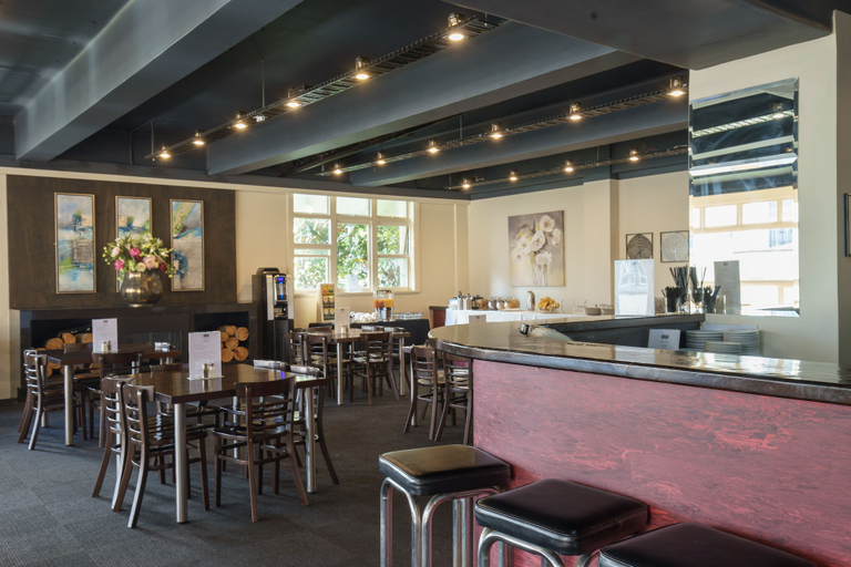 Food & Drinks 5, Kiwi International Hotel, Waitakere