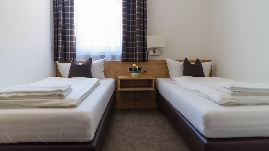 Bedroom 3, Hotel Quellenhof, Garmisch-Partenkirchen