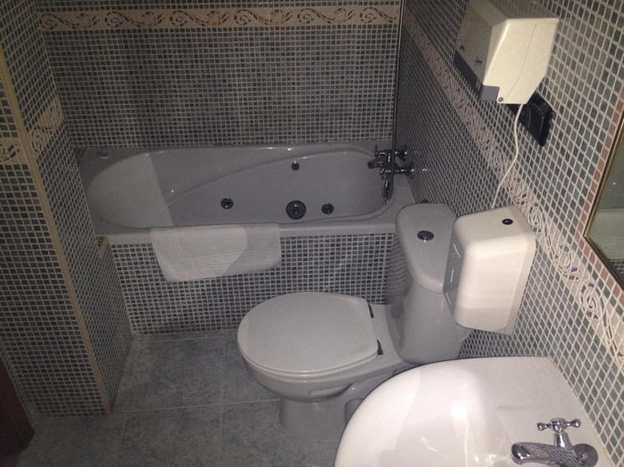 Bathroom 3, Cafe Bar Hotel Jefi, Cáceres