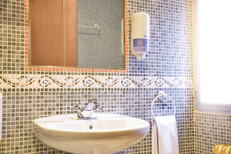 Bathroom 3, Cafe Bar Hotel Jefi, Cáceres