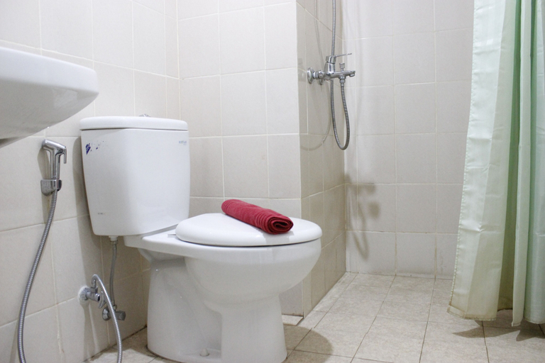 Bathroom 5, 2BR Apartment at Parahyangan Residence with Mountain View By Travelio, Bandung