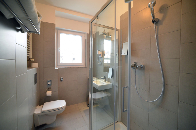 Bathroom 4, Hotel Garden, Zagreb