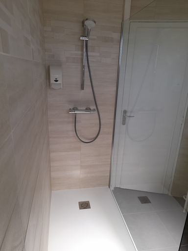 Bathroom 3, Hôtel de France, Charente-Maritime