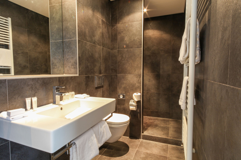 Bathroom 5, Post-Plaza Hotel & Grand Café, Leeuwarden