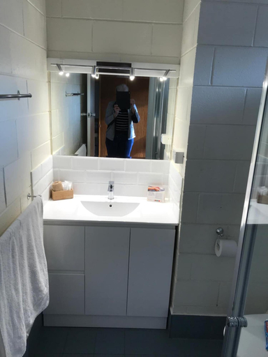 Bathroom 4, Moe Parklands Motel, Latrobe - Moe