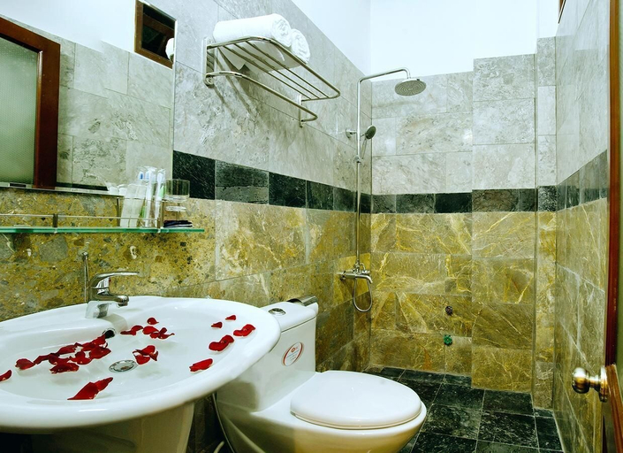 Bathroom 3, An Hoi Town Homestay, Da Nang