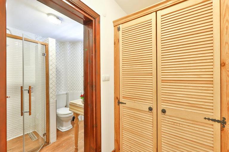 Bathroom 5, Robin's Nest, Şile