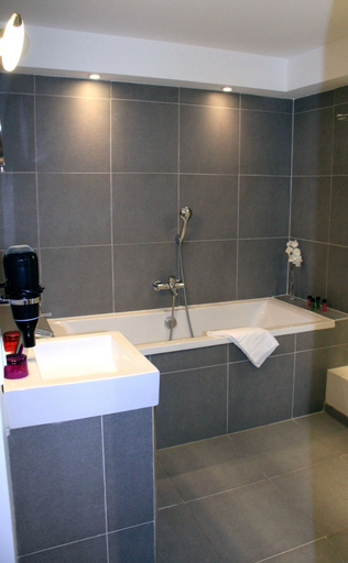 Bathroom 3, Hôtel des Arts, Haute-Garonne