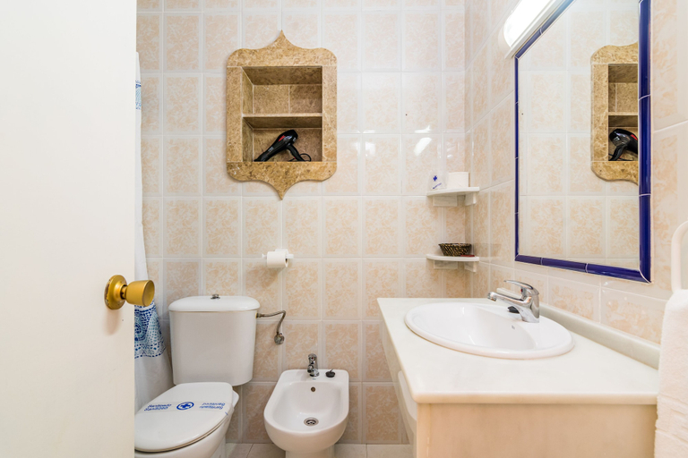 Bathroom 5, Hostal Alhambra, Cádiz
