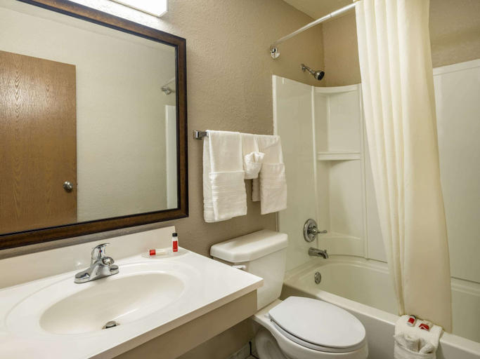 Bathroom 4, Super 8 by Wyndham Clinton, Clinton