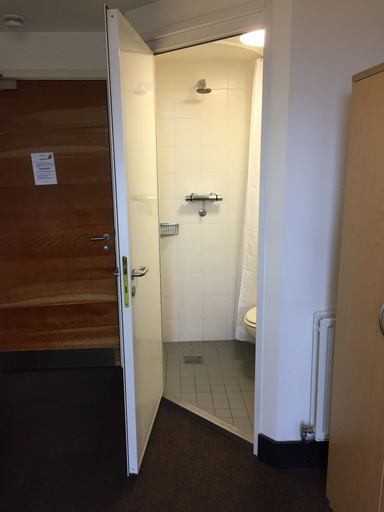 Bathroom 5, Davies Court - Hostel, London