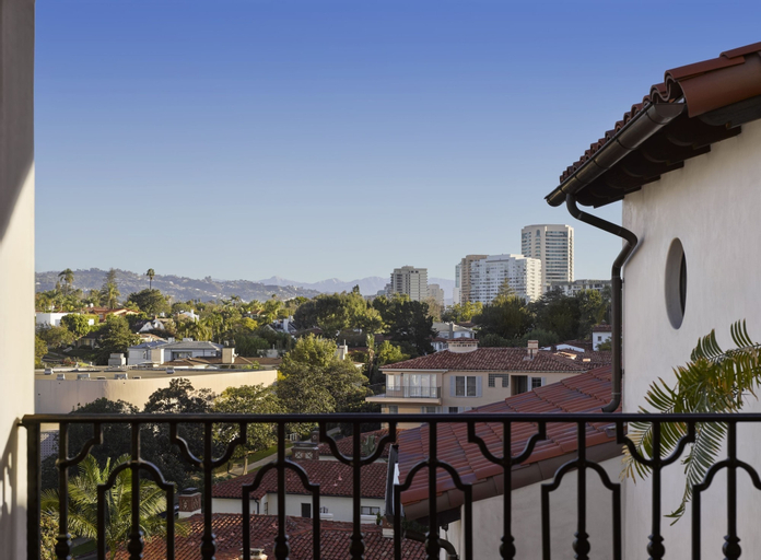 Exterior & Views 17