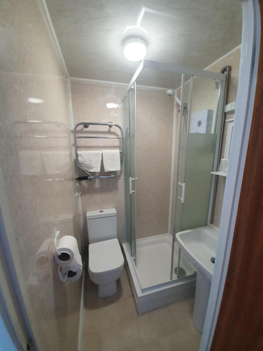 Bathroom 4, Dove Court Mini Lodge, South Gloucestershire