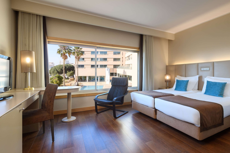 Bedroom 3, TRYP by Wyndham Porto Expo Hotel, Matosinhos