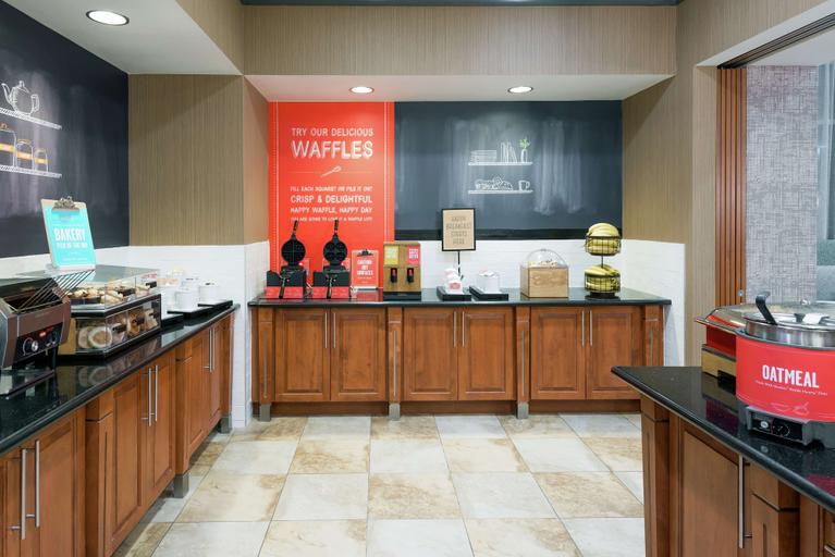 Food & Drinks 5, Hampton Inn & Suites Orlando Airport @ Gateway Village, Orange