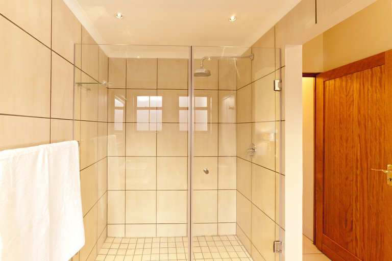 Bathroom 4, Whispering Waters, Umgungundlovu