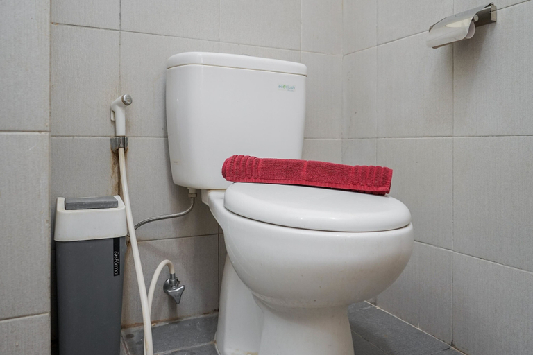 Bathroom 5, Best and Sweet Homey Studio Bintaro Icon Apartment By Travelio, Tangerang Selatan