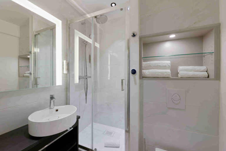 Bathroom 4, Kyriad Crepy en Valois, Oise