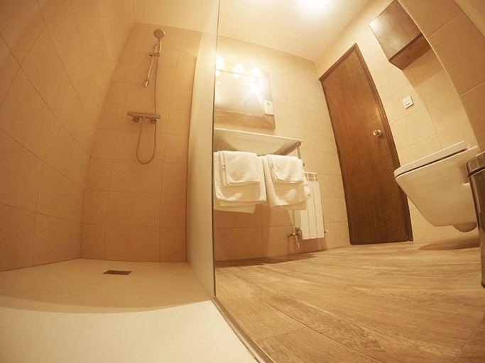 Bathroom, Hotel Restaurante Urgain II, Navarra