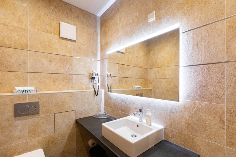 Bathroom 5, Hotel Rheinischer Hof, Main-Taunus-Kreis
