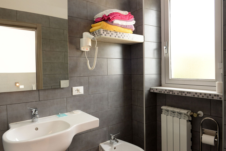 Bathroom 4, Hotel Puntabella, Savona