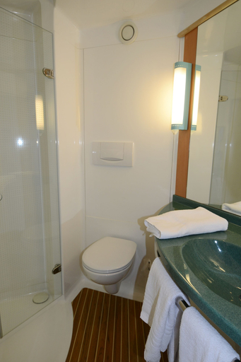 Bathroom 5, ibis Arcachon la Teste, Gironde