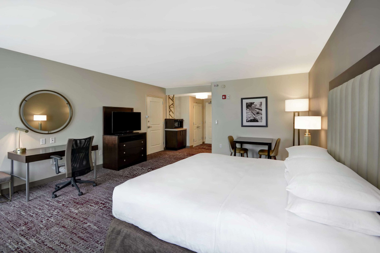 Bedroom 3, DoubleTree by Hilton Chicago Midway Airport, Cook