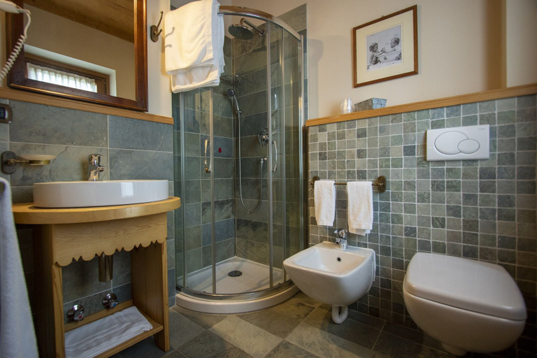 Bathroom 4, Hotel Laghetto, Aosta