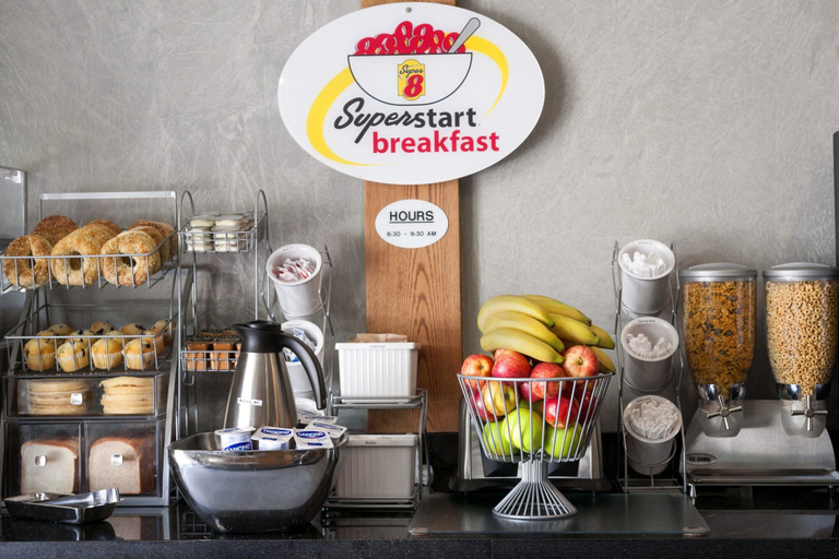 Food & Drinks 5, Super 8 by Wyndham Sarnia ON, Lambton