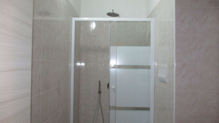 Bathroom 4, Gymnasium, Syracuse