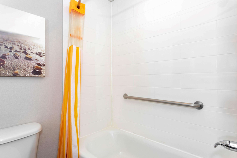 Bathroom 4, La Quinta Inn & Suites by Wyndham St. Augustine, Saint Johns