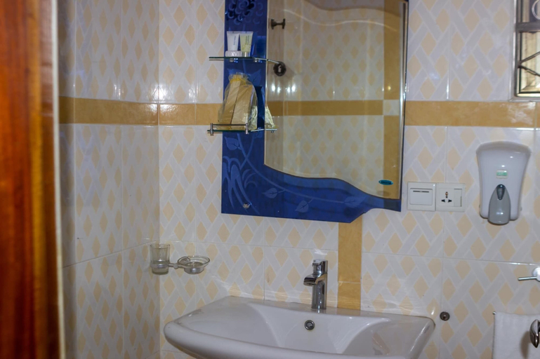 Bathroom 5, Lou Ralph Hotel, Accra