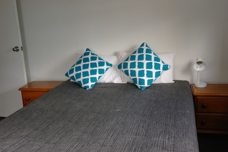 Bedroom 3, Hampton Court Apartments, Clayfield