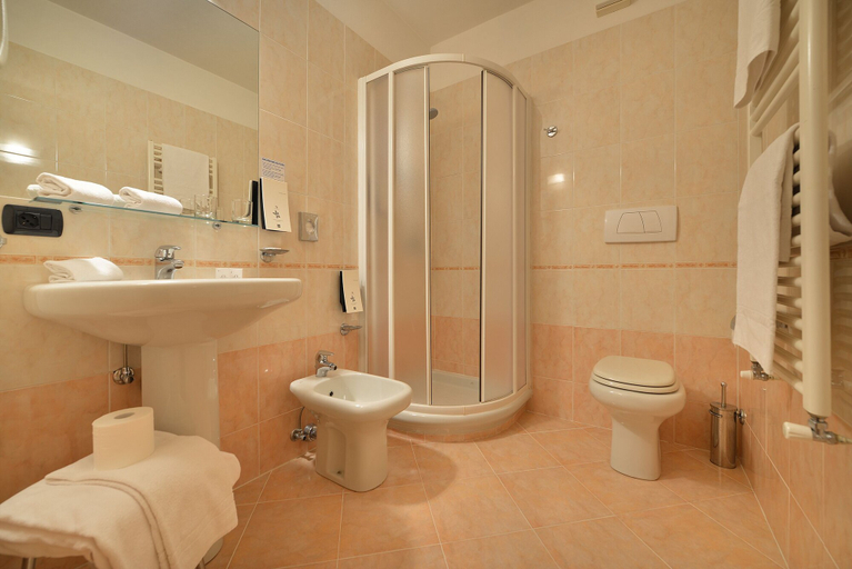 Bathroom 5, Hotel Interalpen, Sondrio