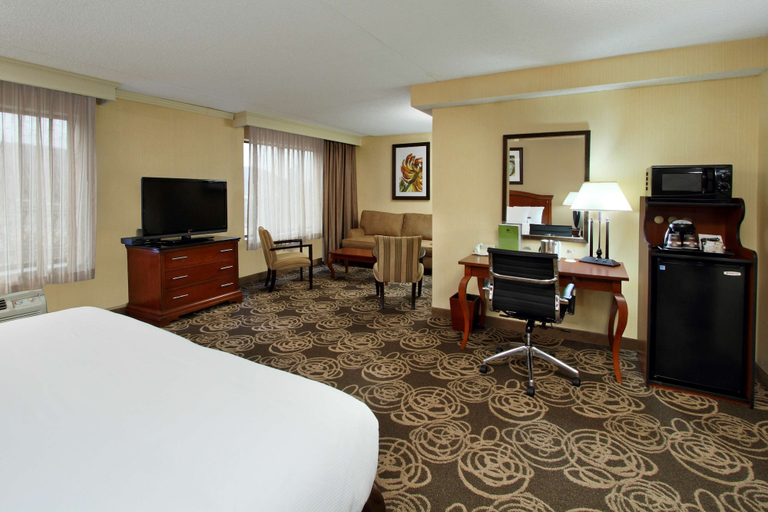 Bedroom 3, DoubleTree by Hilton Mahwah, Bergen