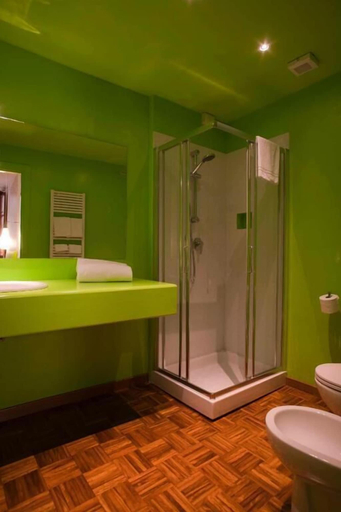 Bathroom 4, Hotel Diana, Lucca