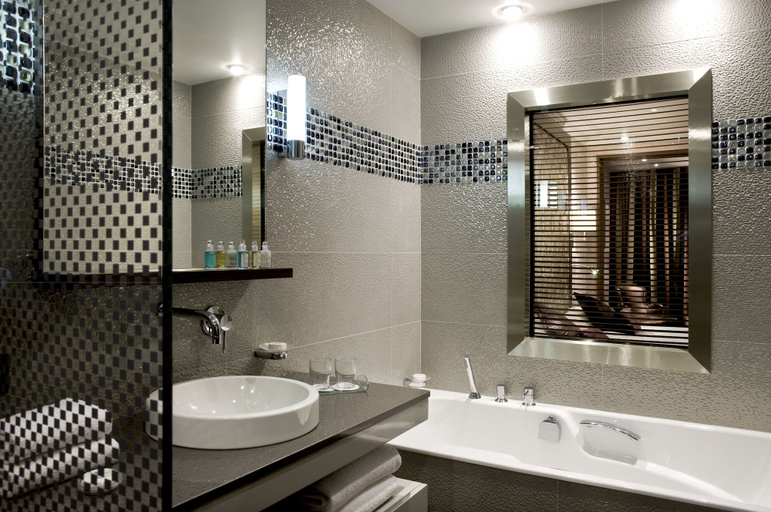 Bathroom 5, Grand Hôtel des Thermes, Ille-et-Vilaine