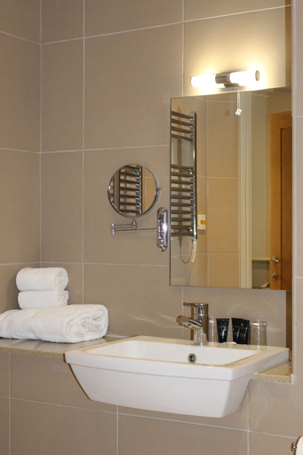 Bathroom 5, Cambridge Quy Mill Hotel & Spa in Cambridge, Cambridgeshire