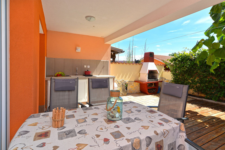 Food & Drinks, Villa 1771, Bale