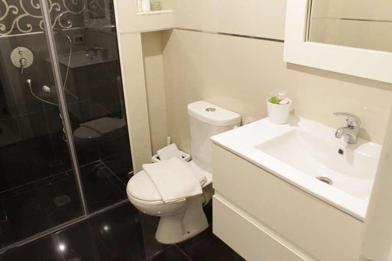 Bathroom, Ben Yehuda Apartments Jerusalem