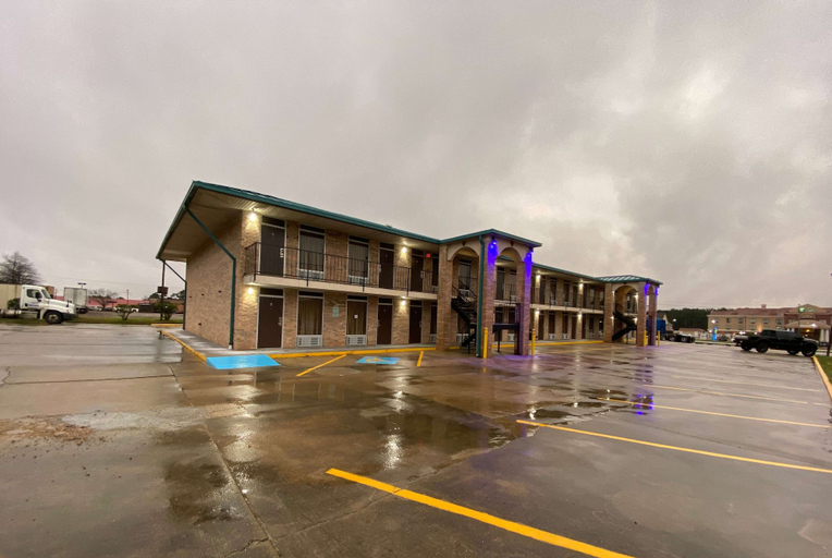 Exterior & Views 2, Days Inn by Wyndham Forest, Scott