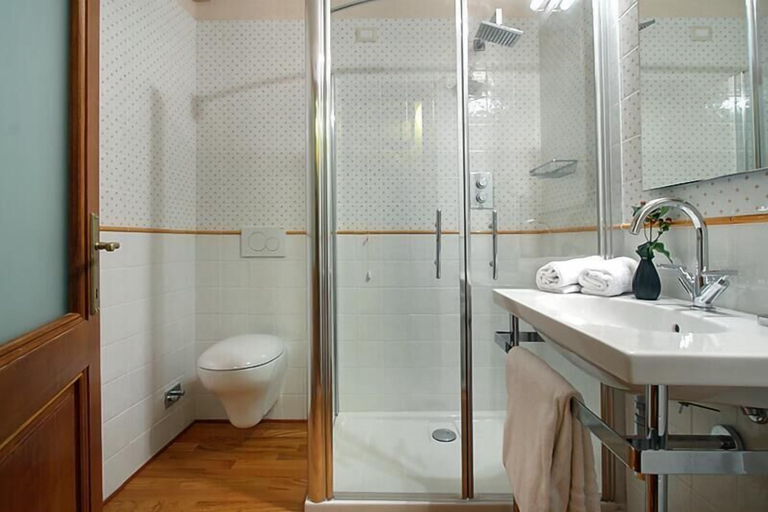 Bathroom 4, Al Giglio Bottonato, Florence