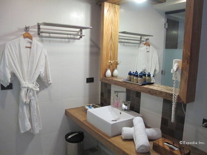 Bathroom 5, Infinity Resort, Abra de Ilog