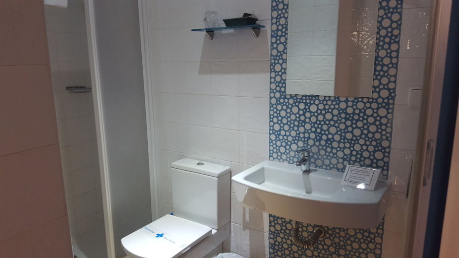 Bathroom 5, Hotel y Apartamentos Doña Lola, Sevilla