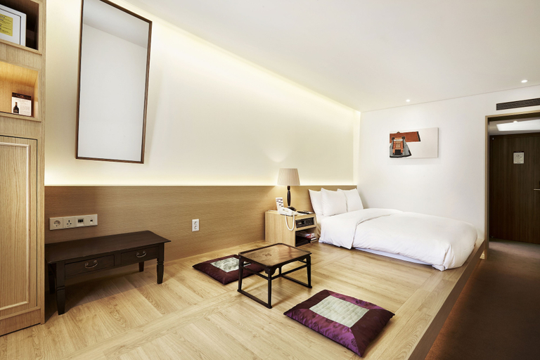 Bedroom 5, Hotel President, Jung