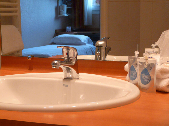 Bathroom 4, Kyriad Nantes Sud Bouaye Aéroport, Loire-Atlantique