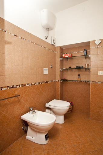 Bathroom 5, Il Leoncino, Rome